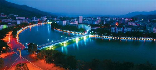 女生做蛋糕前景怎么样，女生创业做蛋糕店好吗